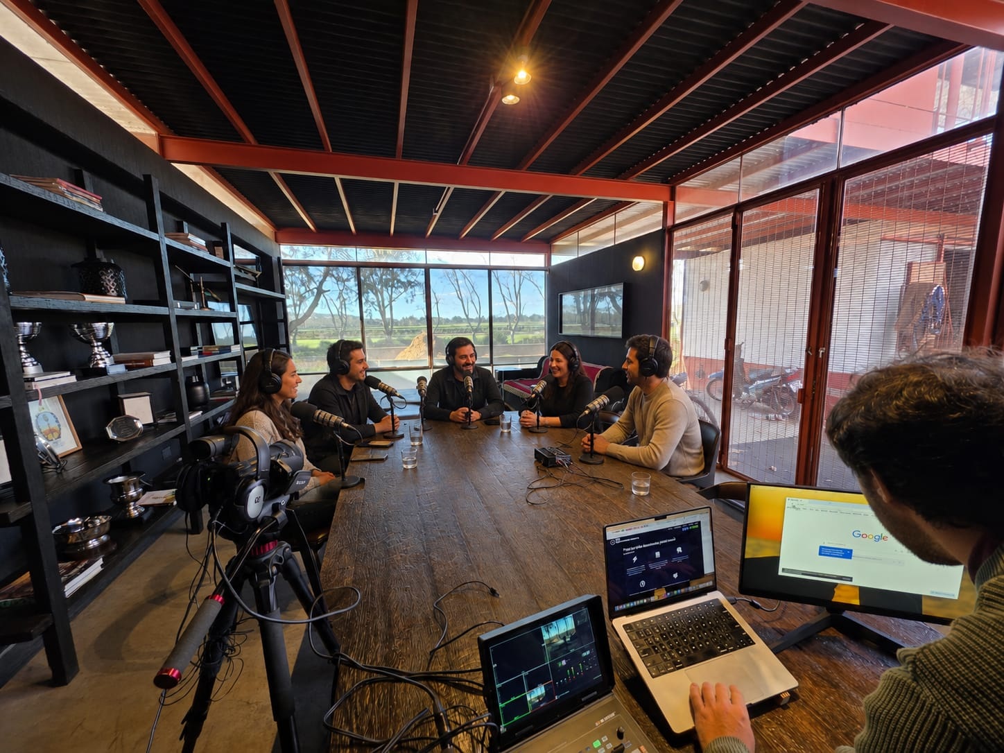 Estudio Nómada en San Isidro con personas participando en un podcast